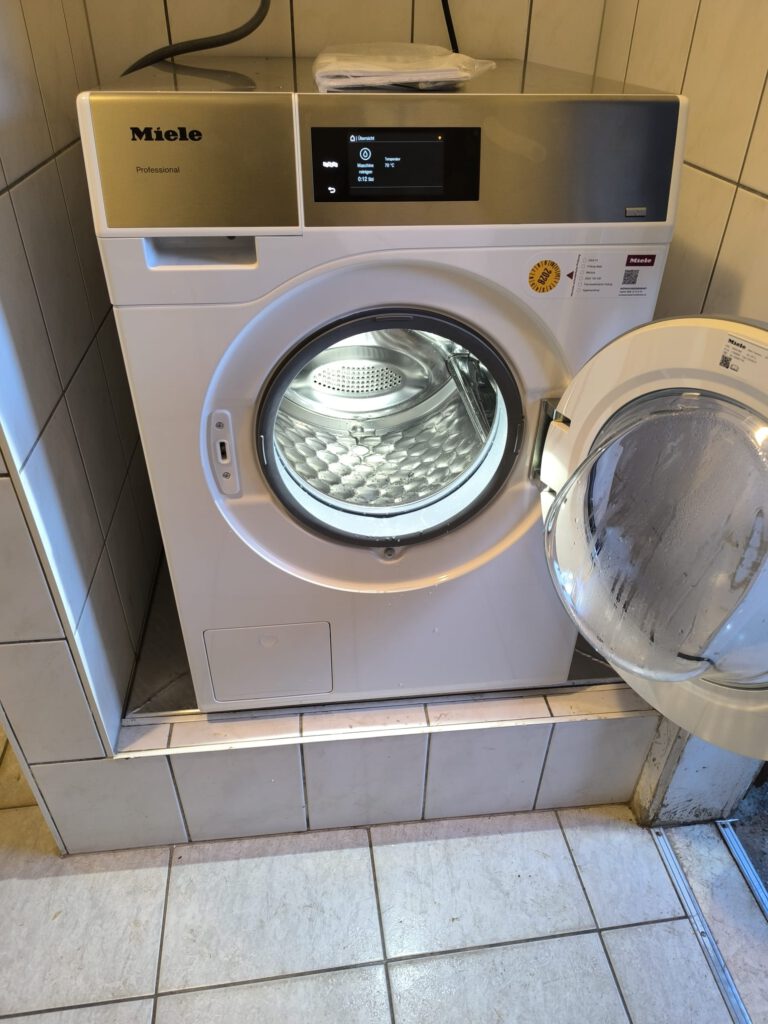 Industriewaschmaschine läuft!!